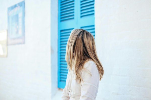 Transformez votre style avec des cheveux bleus : idées et teintes
