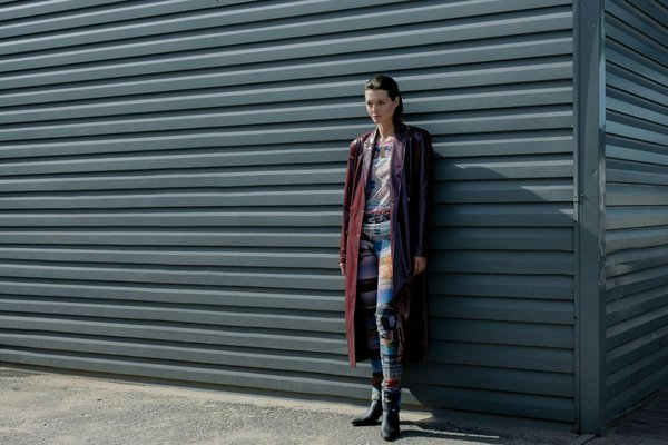 Comment élégamment mixer des chaussures à motifs avec des looks essentiels ?